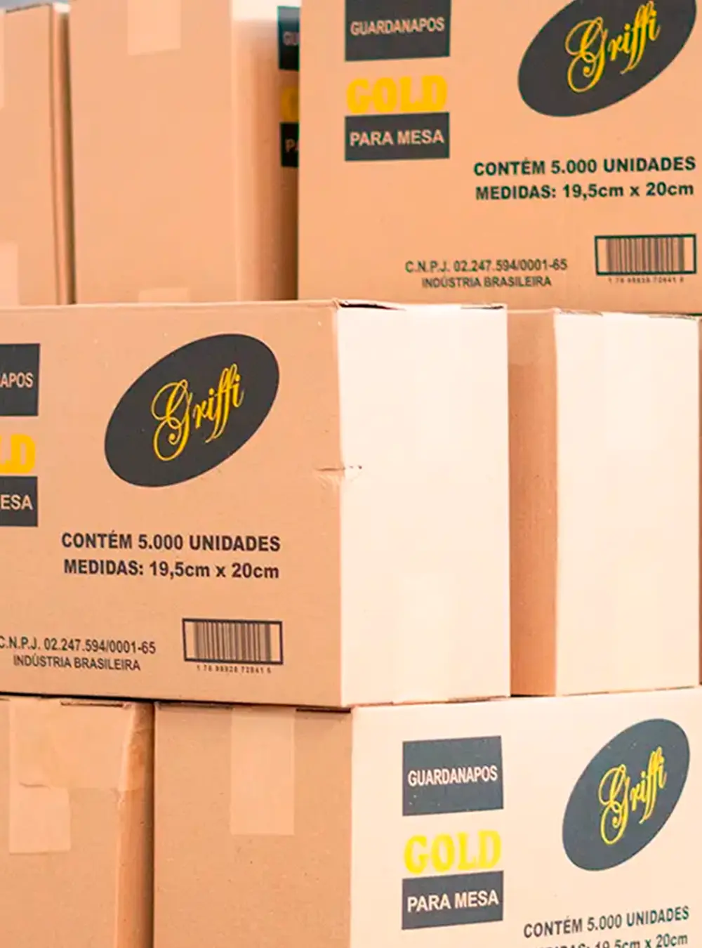 Estoque organizado da Pétala — paletes de guardanapos prontos para distribuição